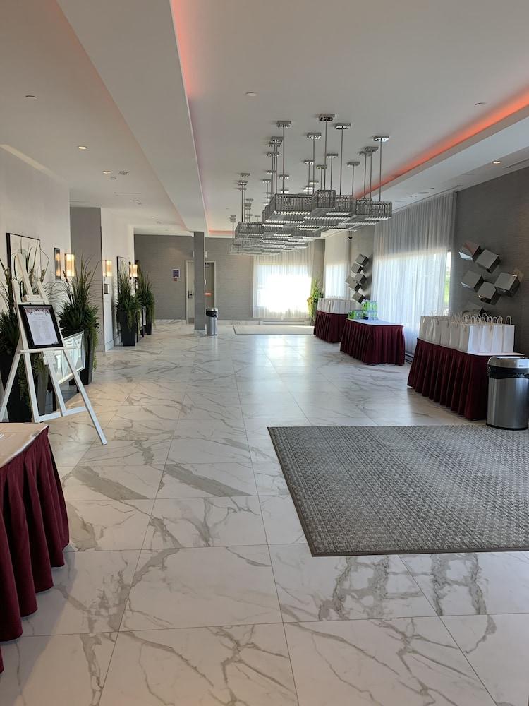 Hampton Inn & Suites Montreal-דורבאל מראה חיצוני תמונה