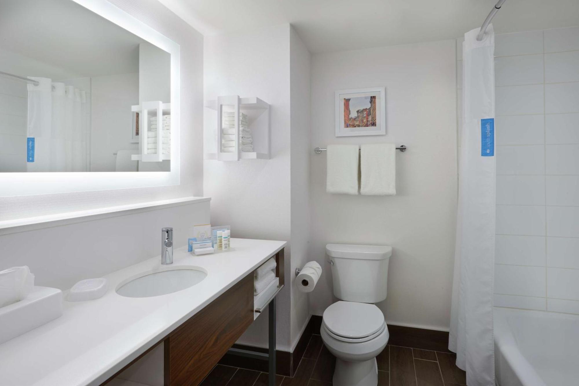 Hampton Inn & Suites Montreal-דורבאל מראה חיצוני תמונה