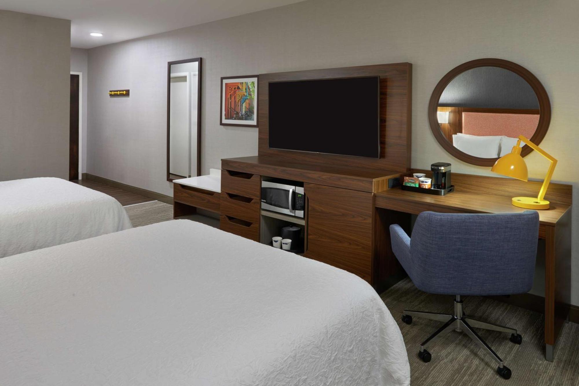 Hampton Inn & Suites Montreal-דורבאל מראה חיצוני תמונה