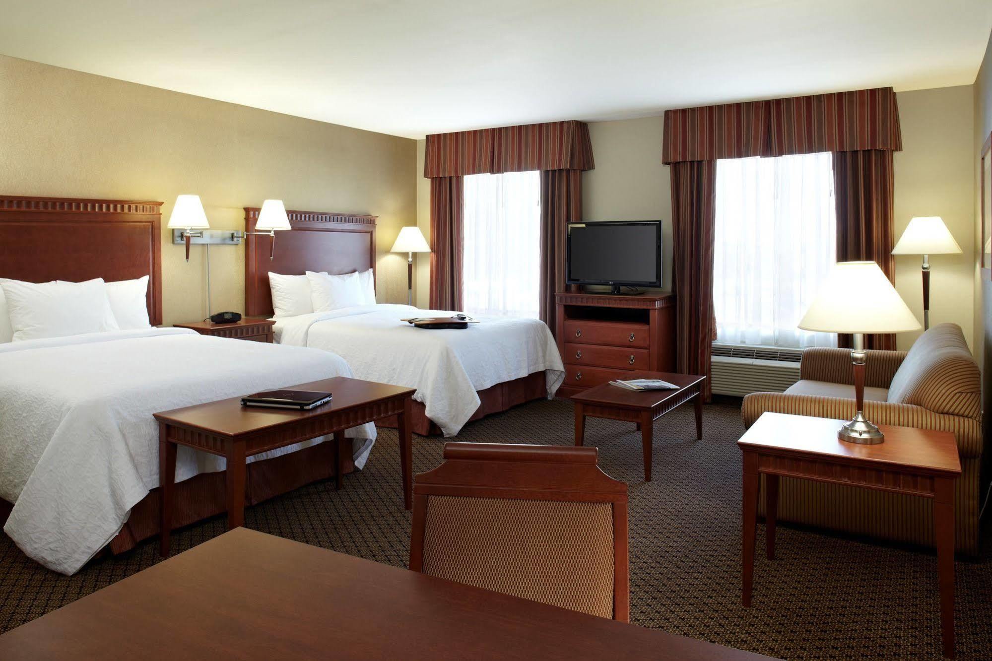 Hampton Inn & Suites Montreal-דורבאל מראה חיצוני תמונה