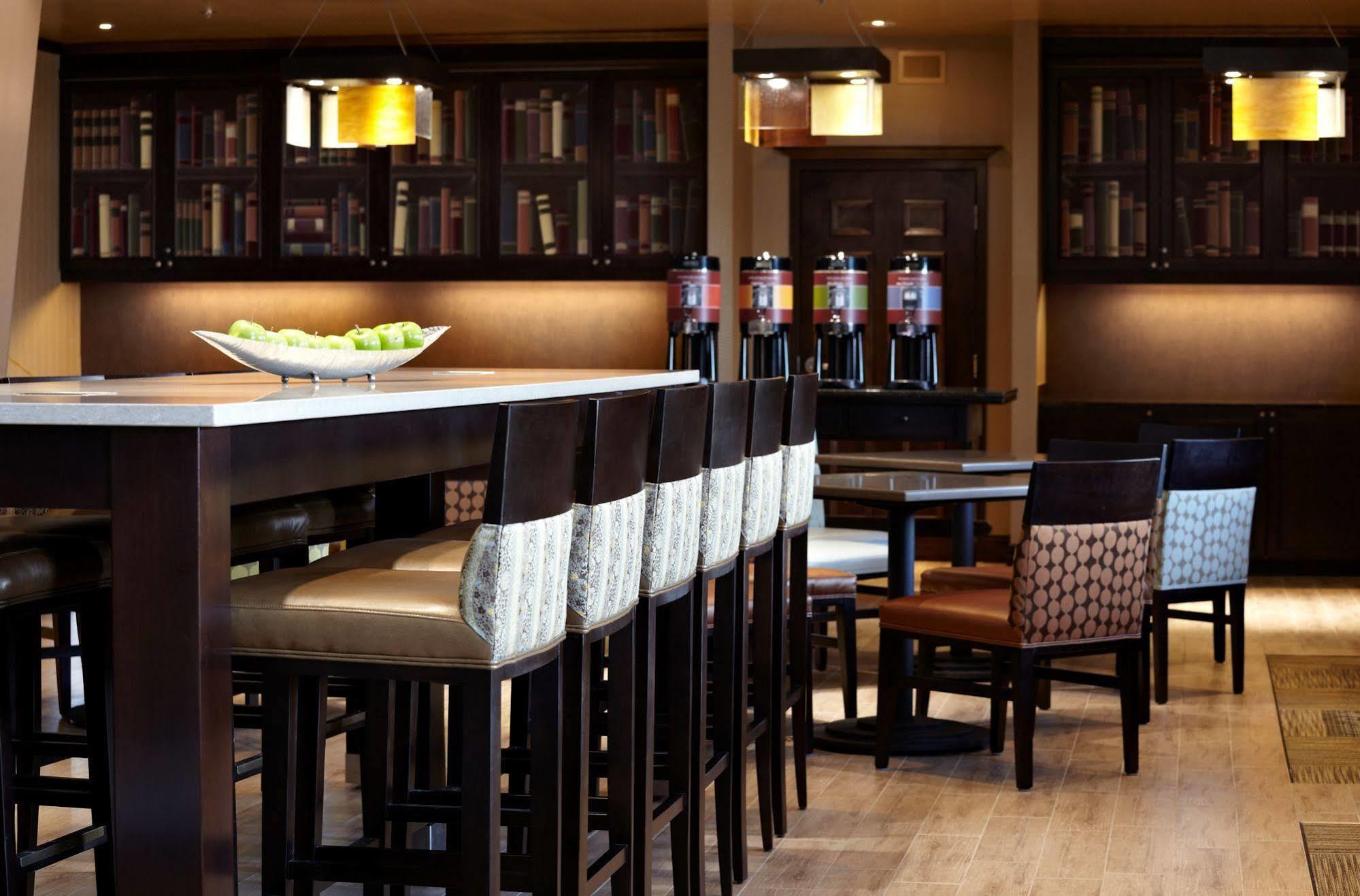 Hampton Inn & Suites Montreal-דורבאל מראה חיצוני תמונה